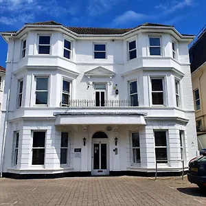 https://top-quality-two-bed-apartment-near-beach-front.tophotelsbath.com